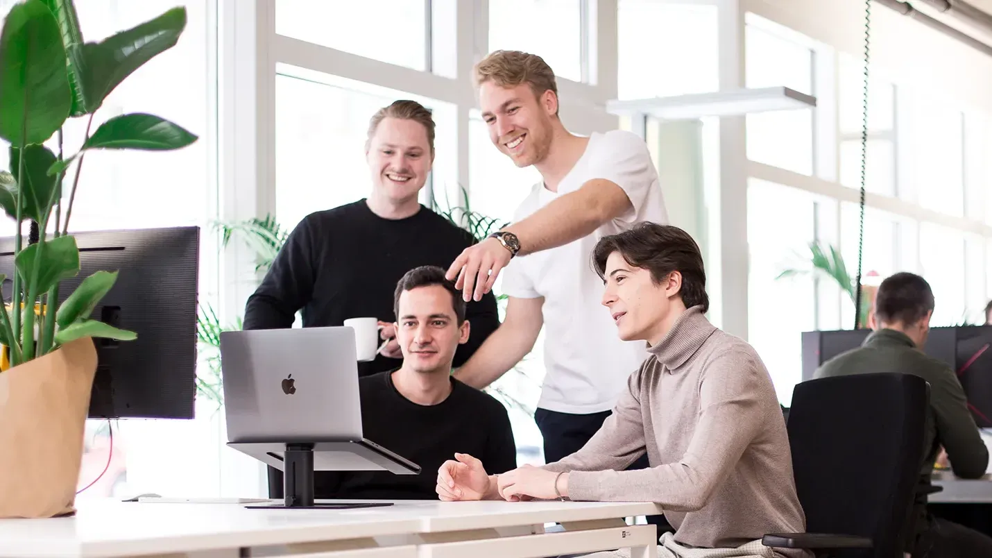 Das Nevo-Team bespricht gemeinsam ein Interface am Bildschirm